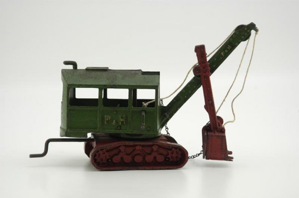 VINDEX "P&H" POWER EXCAVATOR: Mid 1920's example, very scarce and desirable construction vehicle, cast iron, painted in green cab with red shovel, well designed and molded, body turns by crank, depicted on cast tread wheels, done 