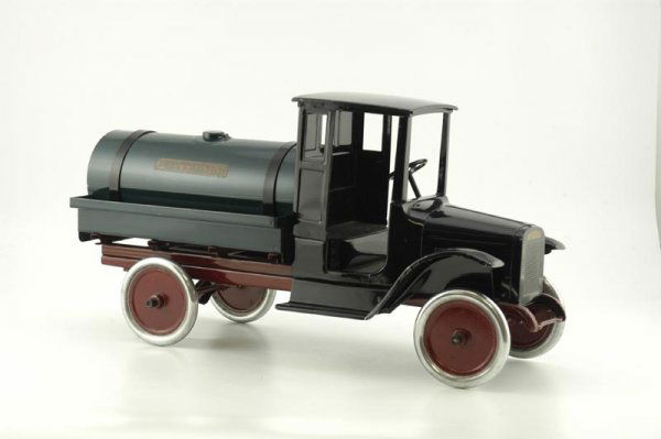 BUDDY 'L' OIL TRUCK: 1929, full cab painted in black, red chassis, green service frame with tank body, filler cap at top, faucet at rear, aluminum disc wheels, painted centers. 26" l.