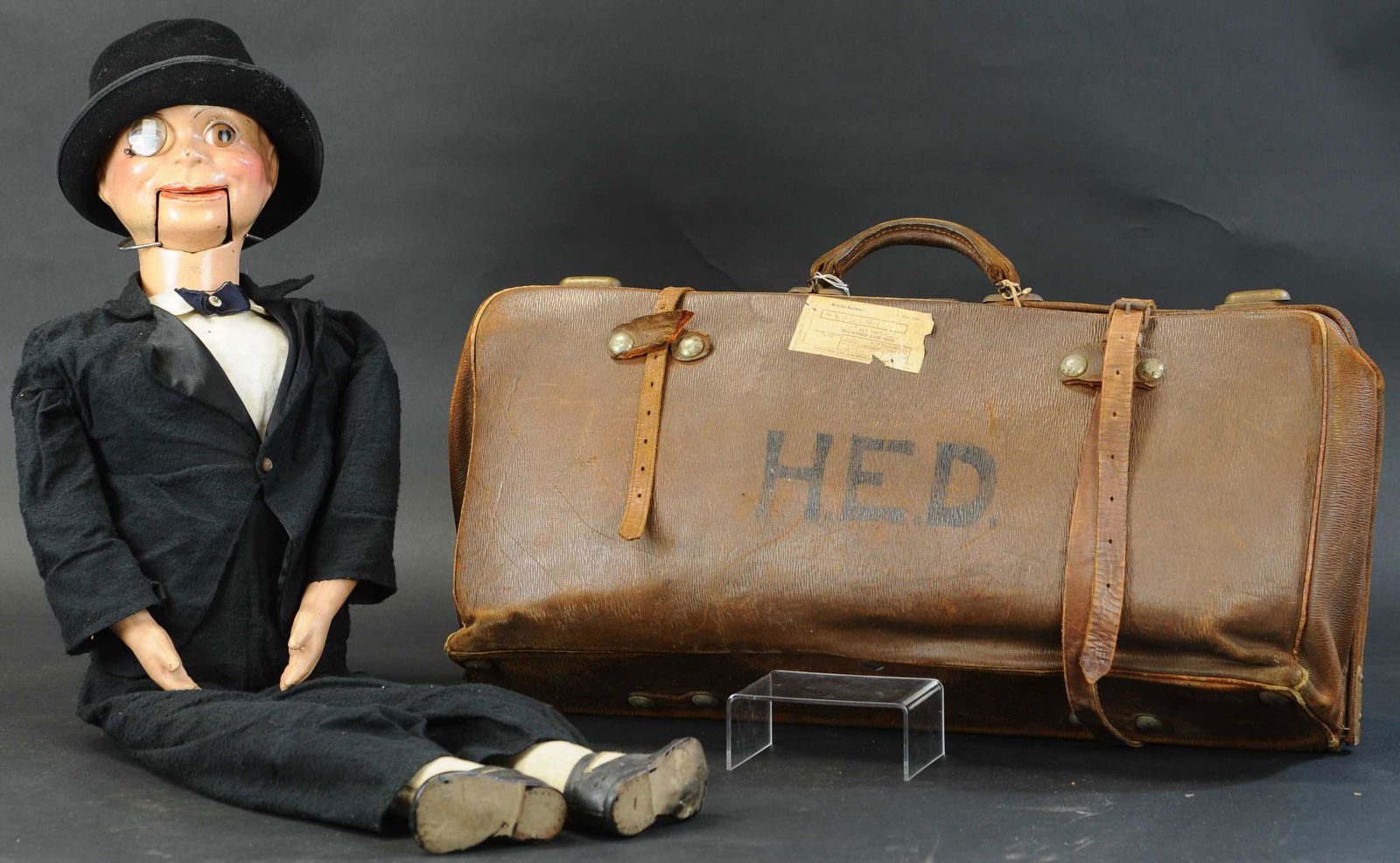 CHARLIE MCCARTHY DUMMY W/ VENTRILOQUIST CASE: 146. CHARLIE MCCARTHY DUMMY W/ VENTRILOQUIST CASE | Effanbee, stuffed figure with composition head, hands and feet, pull string activates jaw movement, original pinback included, wire rimmed monocle.