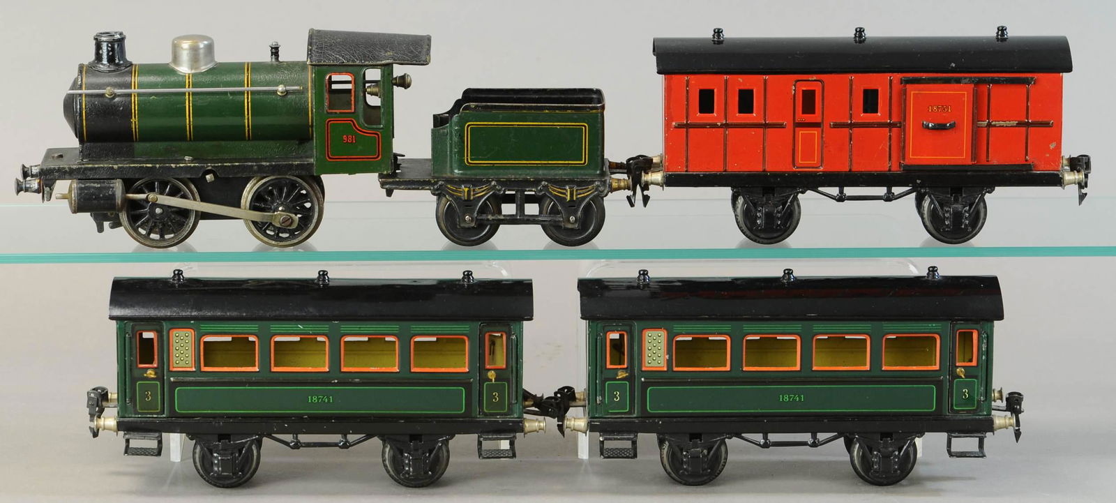 MARKLIN LITHOGRAPHED PASSENGER SET (1 of 4)