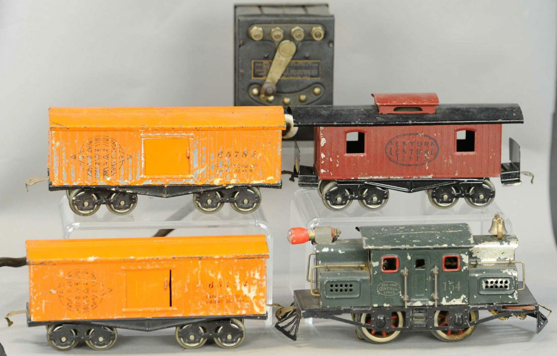 LIONEL TRAIN SET GROUPING: 1083A. LIONEL TRAIN SET GROUPING | Some playwear wear, All Original Condition. | $200 - $400