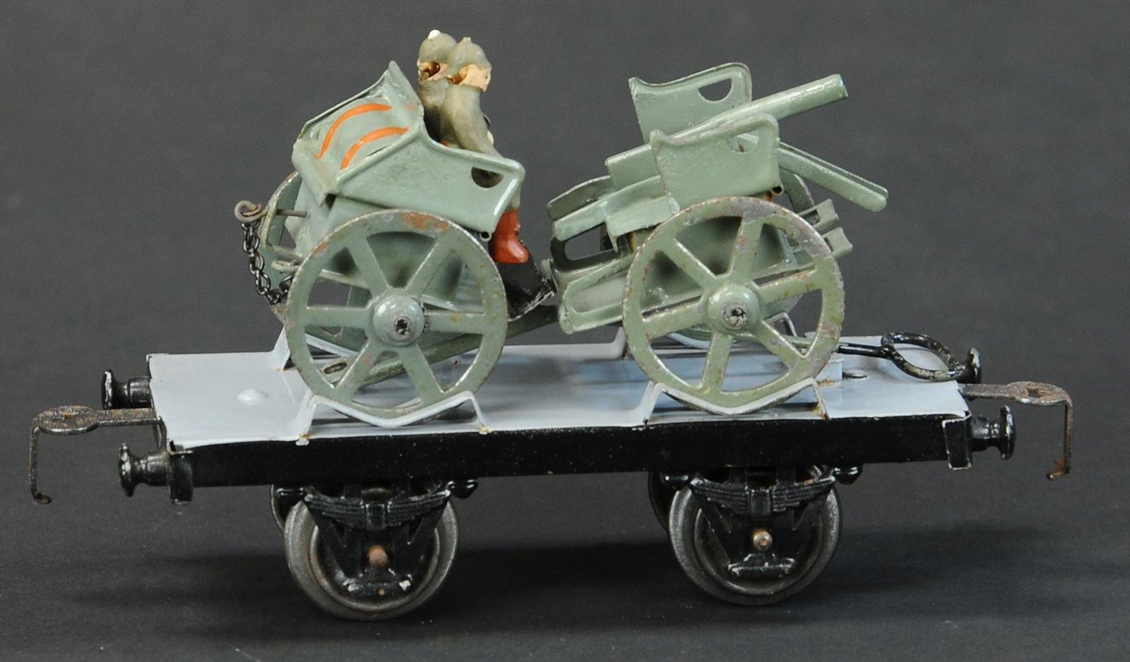MARKLIN MACHINE GUN AND CAISSON: 575. MARKLIN MACHINE GUN AND CAISSON | O gauge, catalog no.1925/8400/4, includes two original figures, circa 1915. | Provenance: Paul Cole Collection. | 5" l. | (Pristine to Near Mint Condition) | $1,