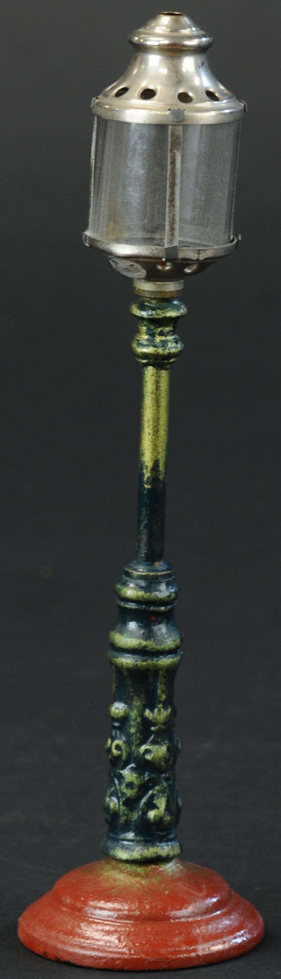 MARKLIN #2049 STREET LAMP (1 of 3)