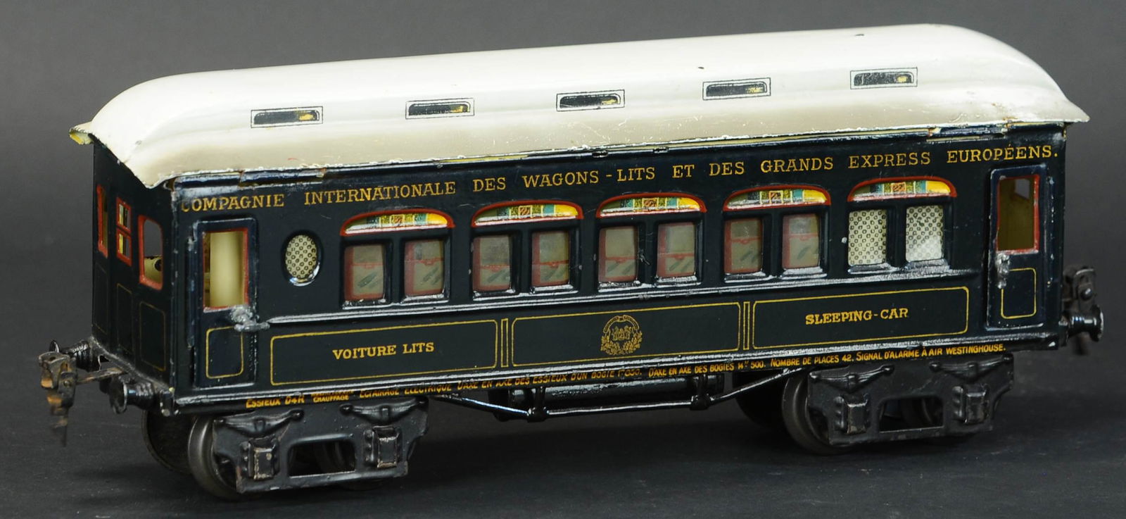 MARKLIN INTERNATIONAL GRAND EXPRESS SLEEPING CAR (1 of 5)