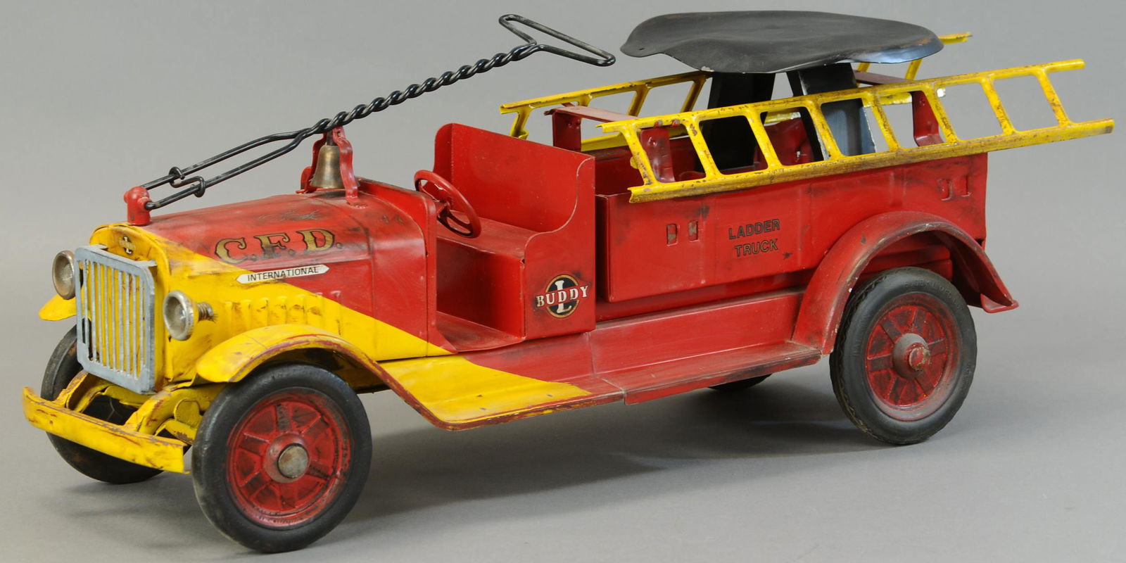 BUDDY L RIDE-ON FIRE LADDER TRUCK (1 of 3)