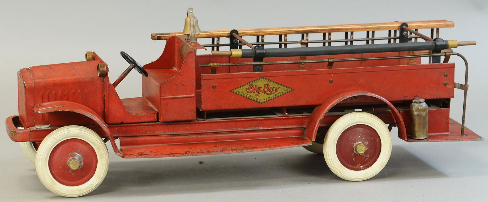 KELMET WHITE FIRE LADDER TRUCK (1 of 4)