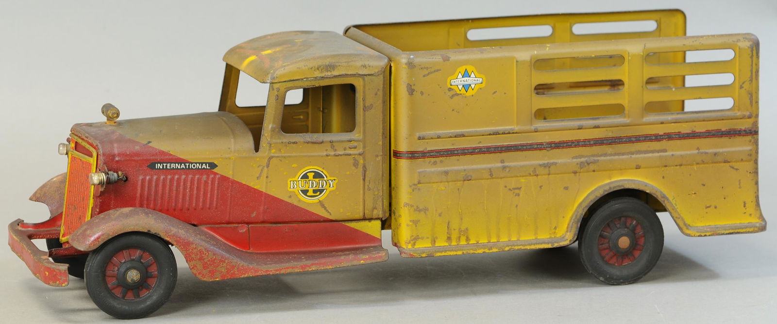 BUDDY L INTERNATIONAL DELIVERY TRUCK (1 of 4)