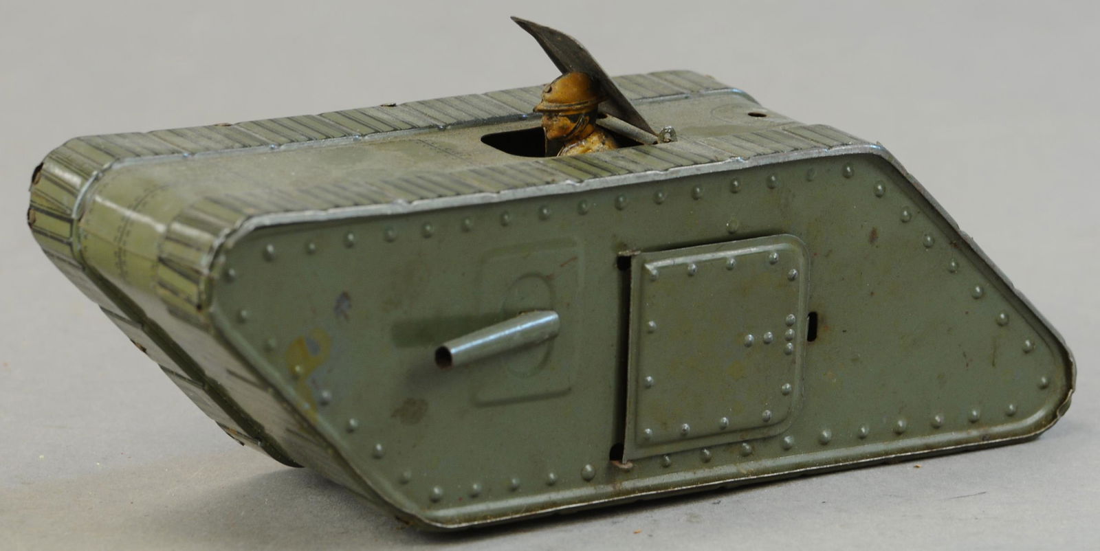 GERMAN CRAWLING ARMY TANK (1 of 3)