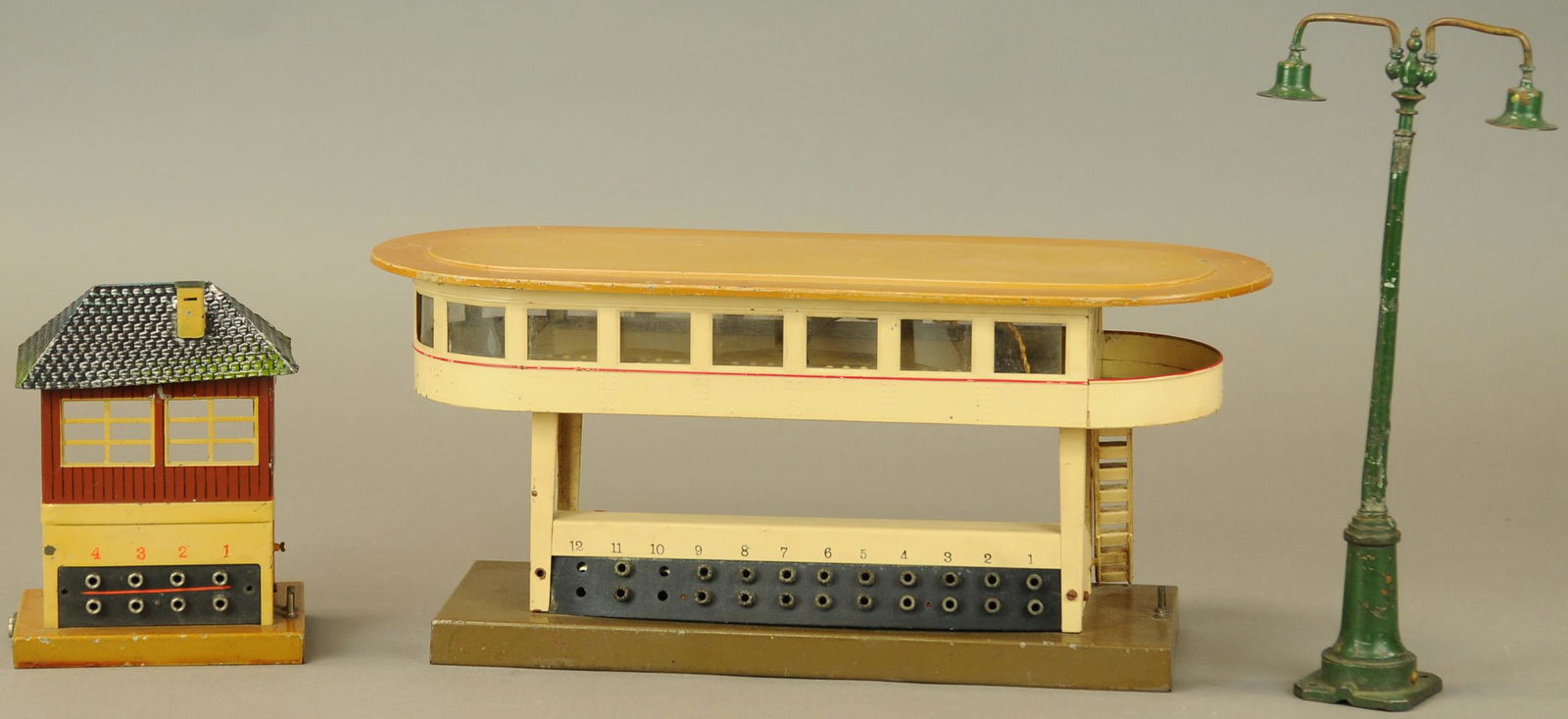 MARKLIN SWITCH TOWERS AND STREET LAMP (1 of 4)