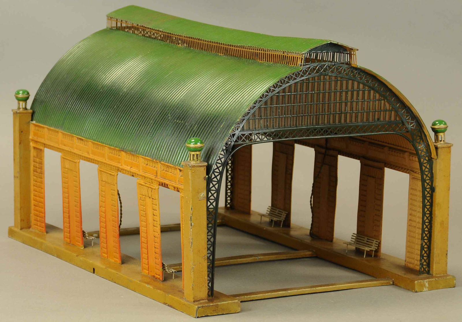 LARGE MARKLIN COVERED PLATFORM (1 of 4)