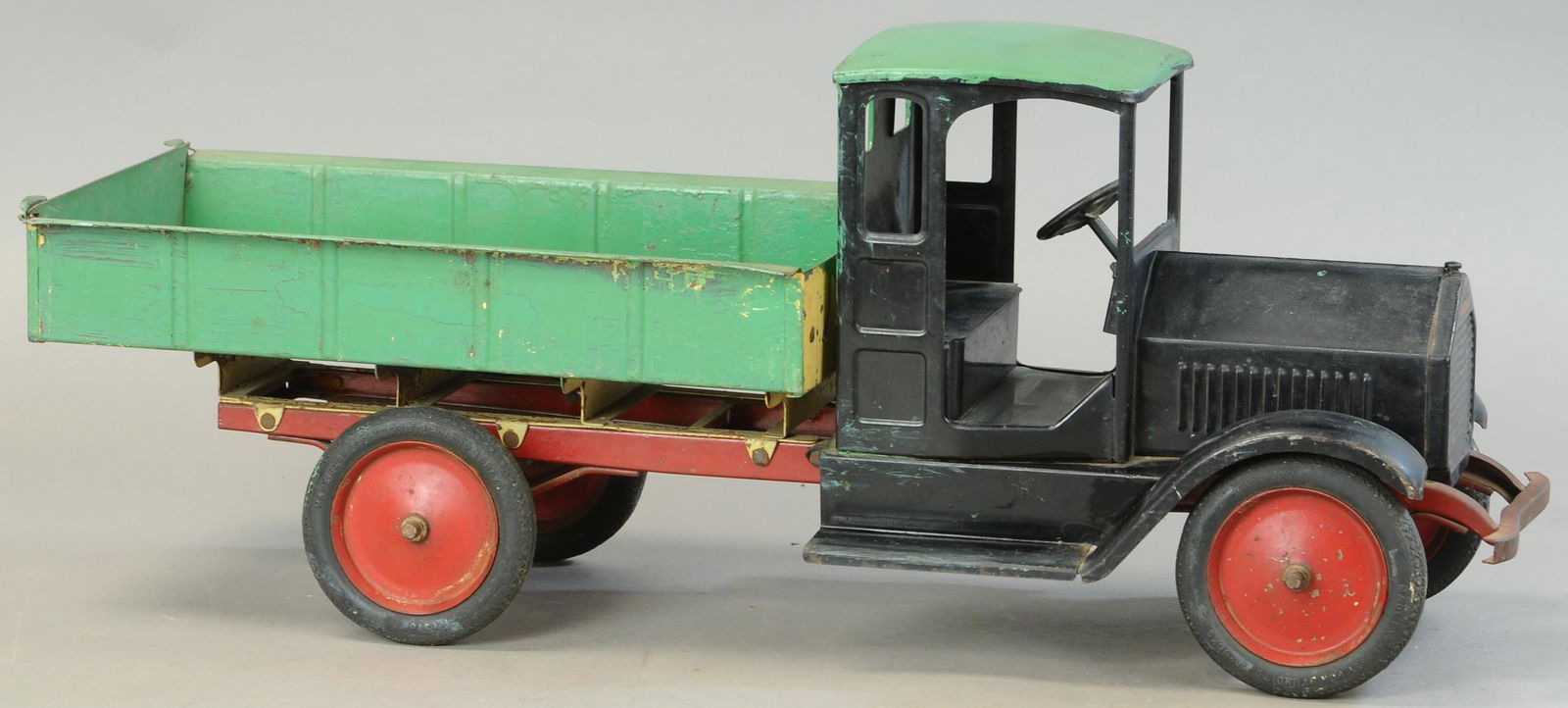 STURDITOY CONSTRUCTION DUMP TRUCK (1 of 4)