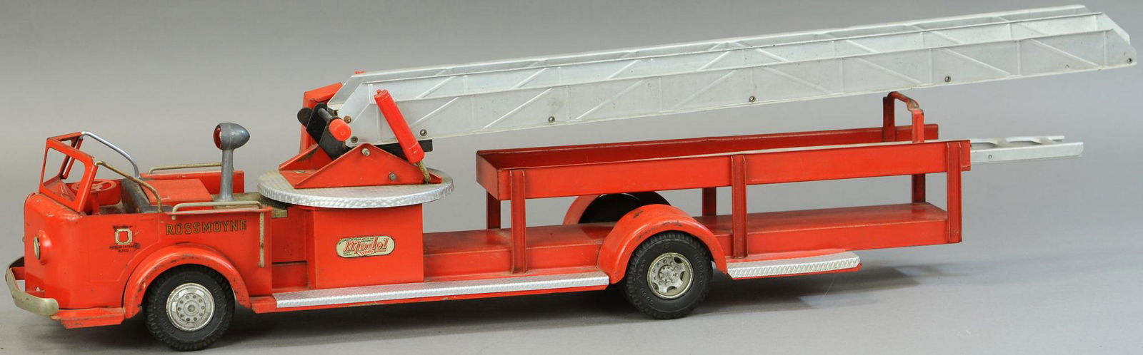 DOEPKE AERIAL LADDER FIRE TRUCK (1 of 4)