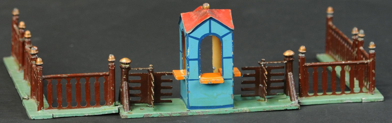 MARKLIN TICKET BOOTH AND FENCING (1 of 4)