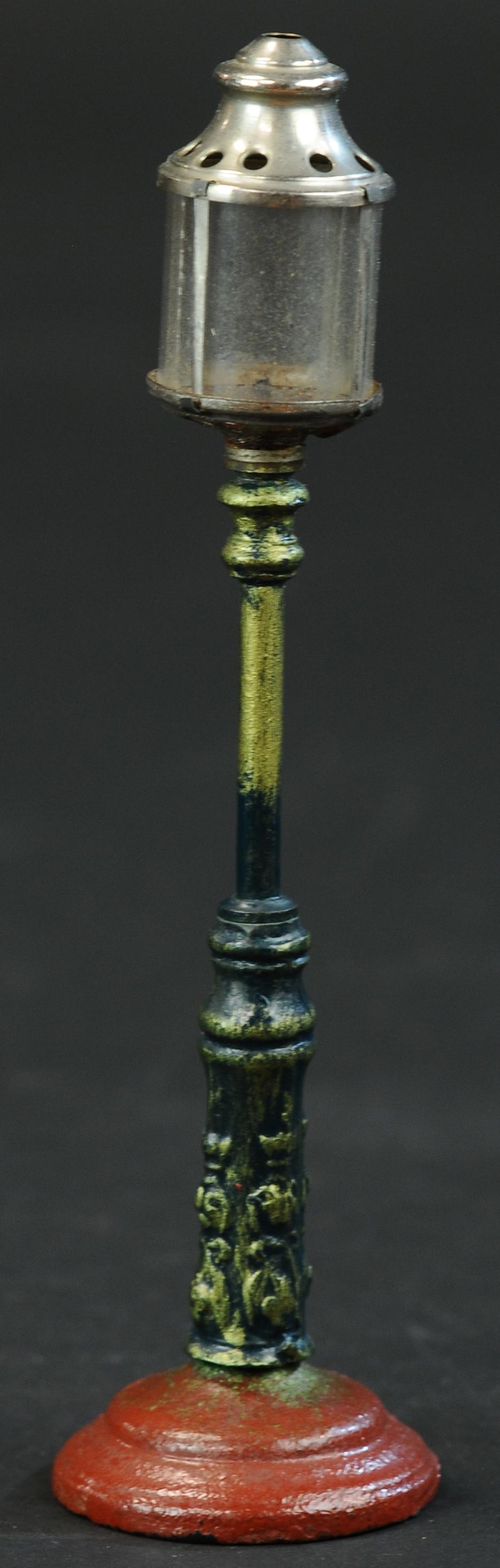 MARKLIN OIL STREET LAMP (1 of 3)