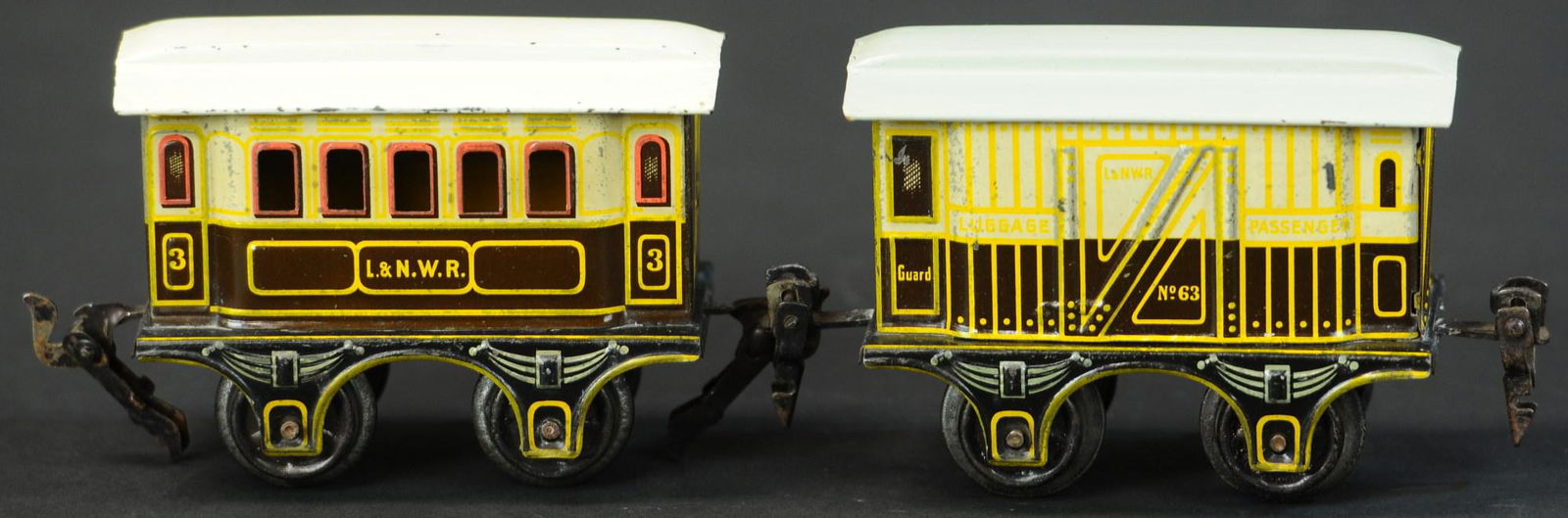 TWO MARKLIN LNWR PASSENGER CARS (1 of 4)