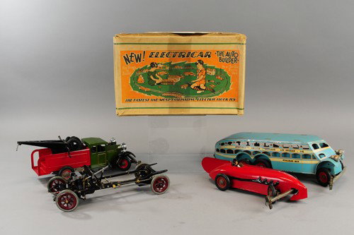 KINGSTON AUTO BUILDER BOXED SET: Very elaborate electric auto builder set, comes with several body styles, bus, red arrow racer, wrecker truck, extra dump bed and fencing, includes extra body not original to set made by Structo as th