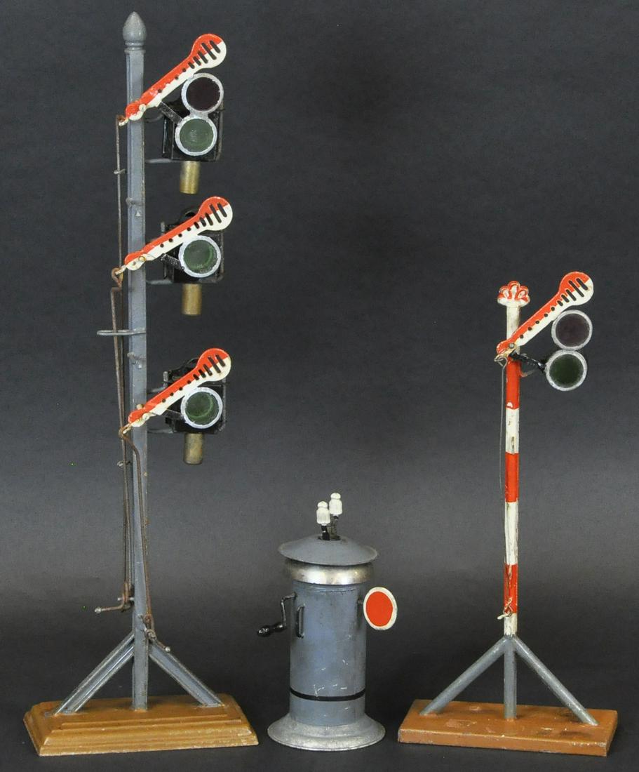 THREE MARKLIN TRAIN ACCESSORIES (1 of 3)