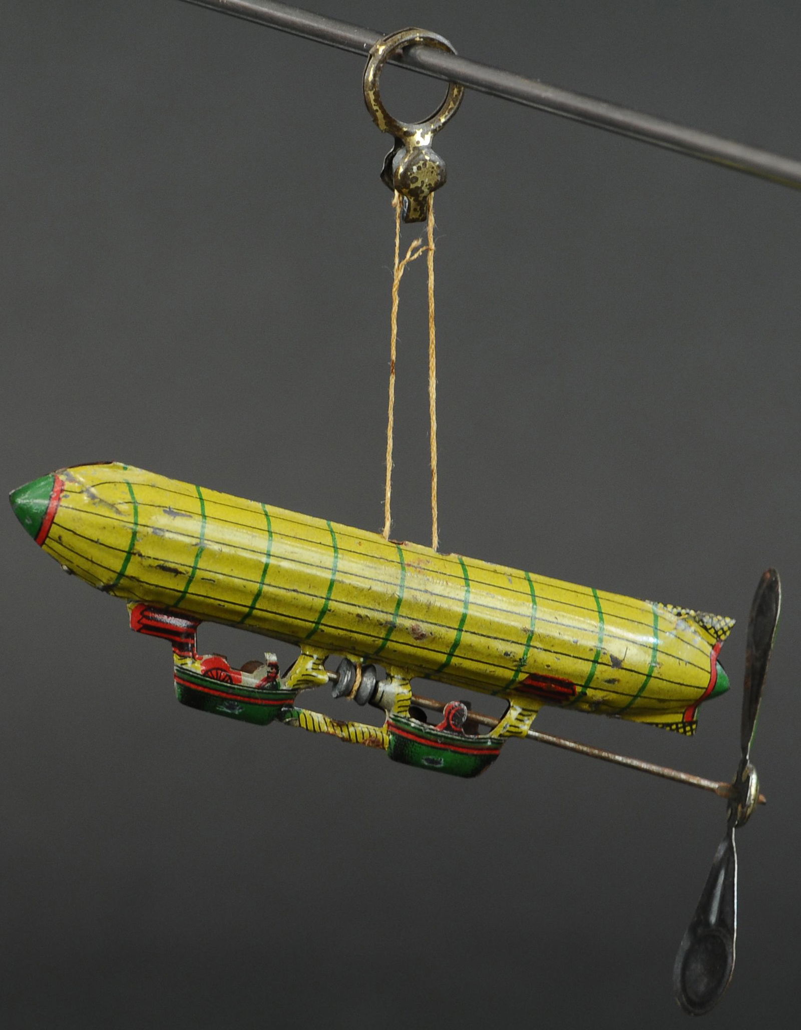 UNUSUAL DIRIGIBLE ZEPPELIN PENNY TOY (1 of 2)