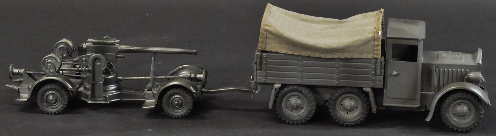 HAUSSER TRUCK W/ MOBILE 88 GUN: 1346. HAUSSER TRUCK W/ MOBILE 88 GUN | Late production large truck with working clockwork motor and electric lights, together with a small size 88mm AA gun of late production makes a very nice set. | 
