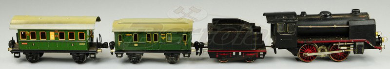 MARKLIN 920 ENGINE AND TWO CARS: Germany, pre-war 'O' gauge electric 0-4-0 920 engine and tender with 17260 mail car and 17270 passenger, both in green litho bodies, added with engine.