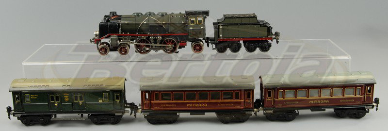 MARKLIN 66/13020 ENGINE WITH THREE CARS: O gauge, includes 4-4-2 electric engine in green and black with green tender, together with three added cars, c. 17530 Schlaf wagen mitrupa, 17520 spiezel wagen mitropa, and 175550 post car all in lit