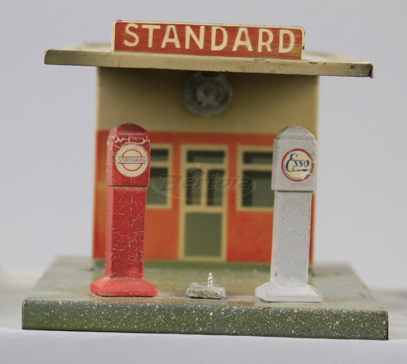 MARKLIN FUEL STATION: Tin building with overhead roof, fuel pumps made of wood, electric lights, missing center accessory. 5 1/2" x 8 1/2".