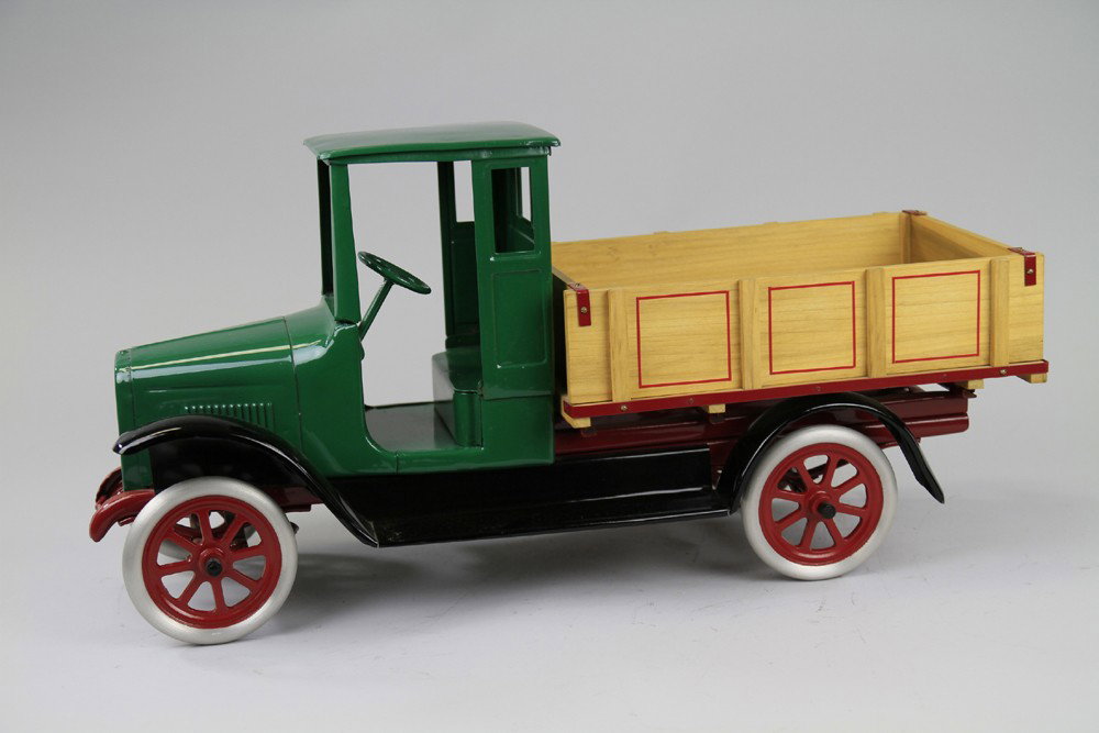 BUDDY 'L' PICK-UP TRUCK: Pressed steel, painted in green, cab model with wooden open cargo bed, aluminum disc wheels, painted centers, nice detail overall, custom made from BL parts.