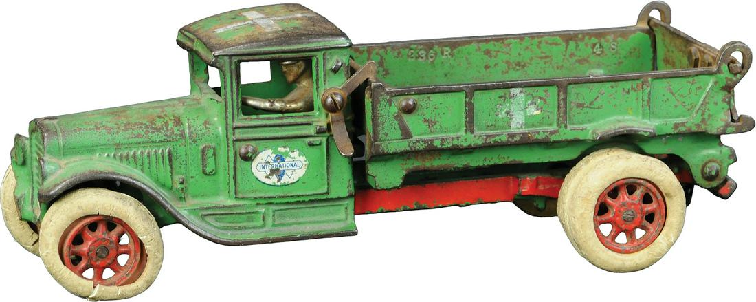 ARCADE INTERNATIONAL DUMP TRUCK (1 of 4)