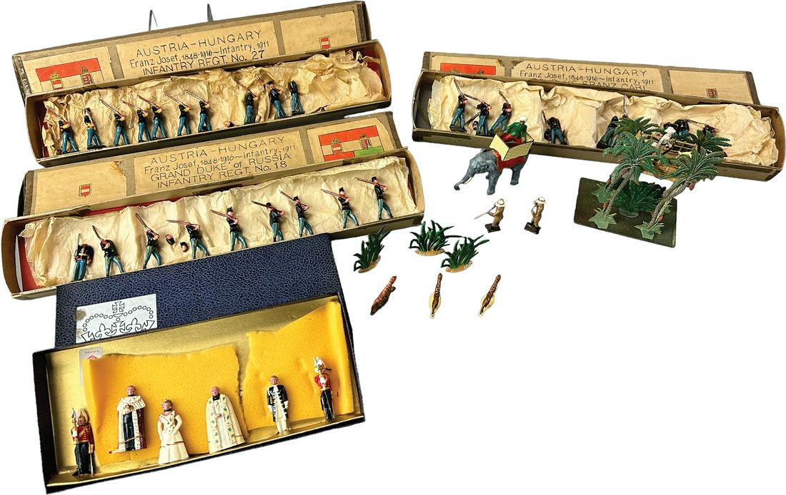 MISCELLANEOUS FIGURE & ACCESSORY GROUPING (1 of 9)