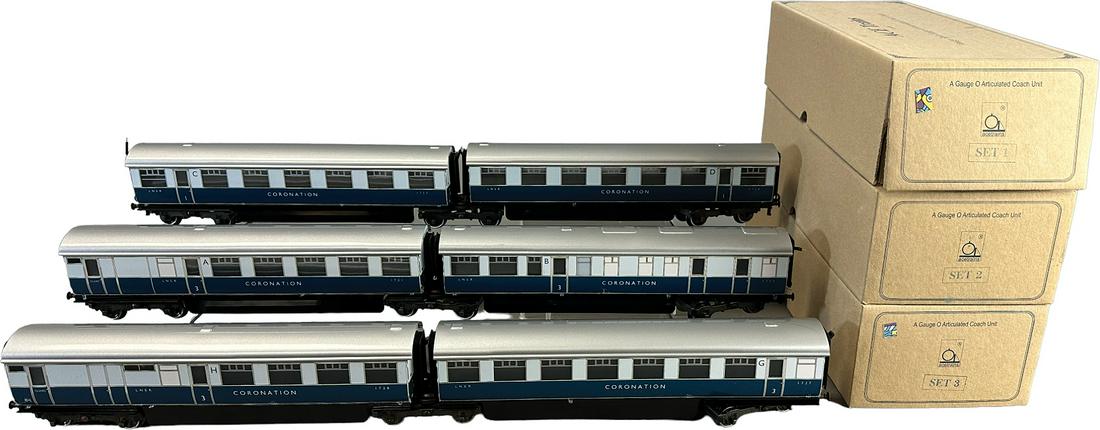 ACE TRAINS ARTICULATED COACH SET (1 of 9)