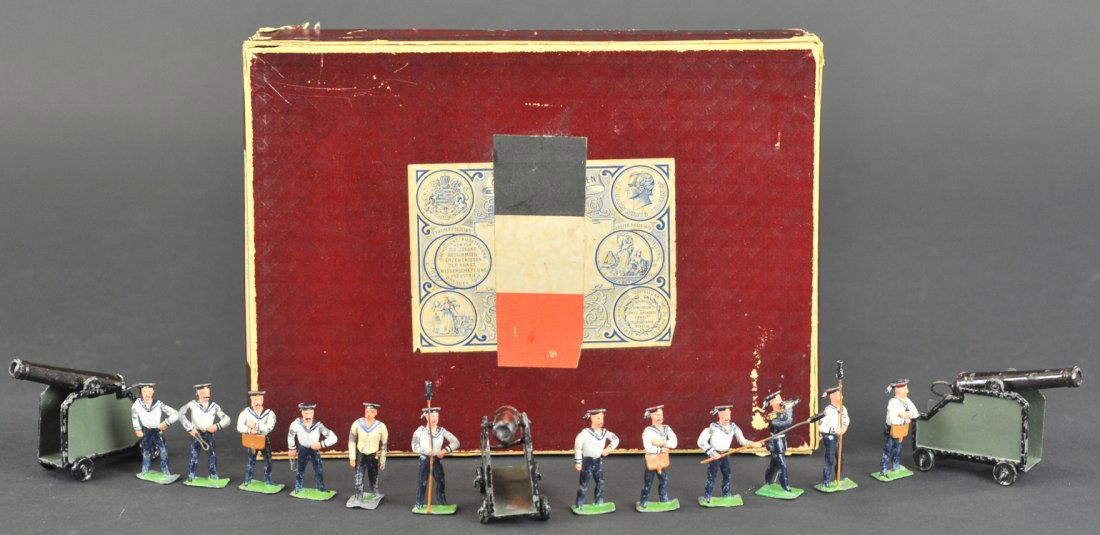 HEYDE BOXED ARTILLERY SET: Germany, made for French market, early 1900's, familiar detail from Heyde, features wheeled cannons and complaint of sailors with officer observing through binoculars, some paint wear, as an interesti