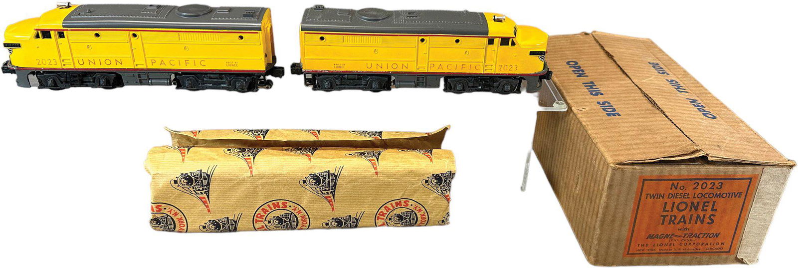 BOXED POST WAR LIONEL NO 2023 DIESEL LOCOMOTIVES (1 of 9)