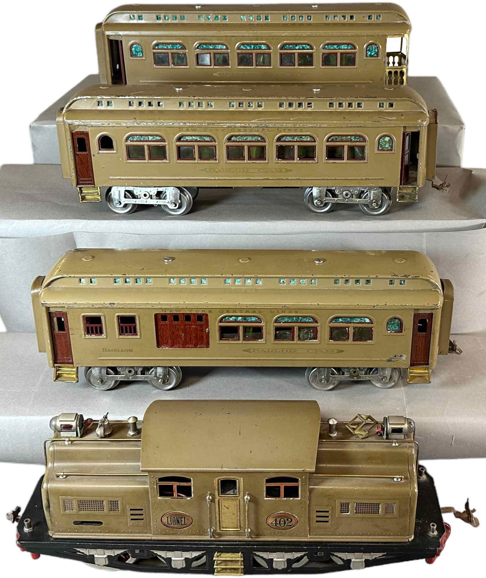 LIONEL DUAL MOTOR 402 PASSENGER SET (1 of 8)