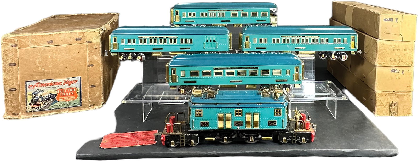 AMERICAN FLYER PRESIDENTIAL SPECIAL: 528. AMERICAN FLYER PRESIDENTIAL SPECIAL | Standard gauge, electric. | Box 22" l. | Some staple repair to corner of box, lid is worn and has cardboard added for reinforcement, flags and eagle on loco 
