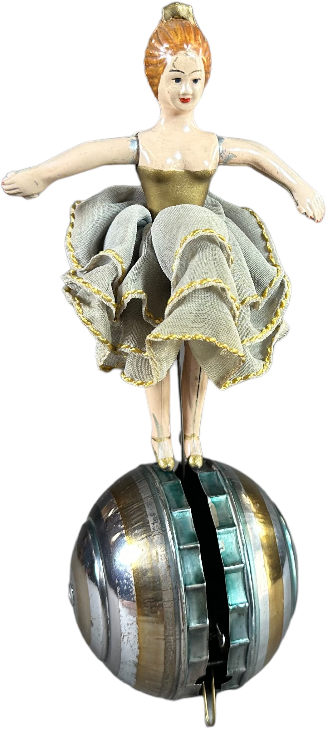 FRENCH CIRCUS PERFORMER ON BALL (1 of 4)