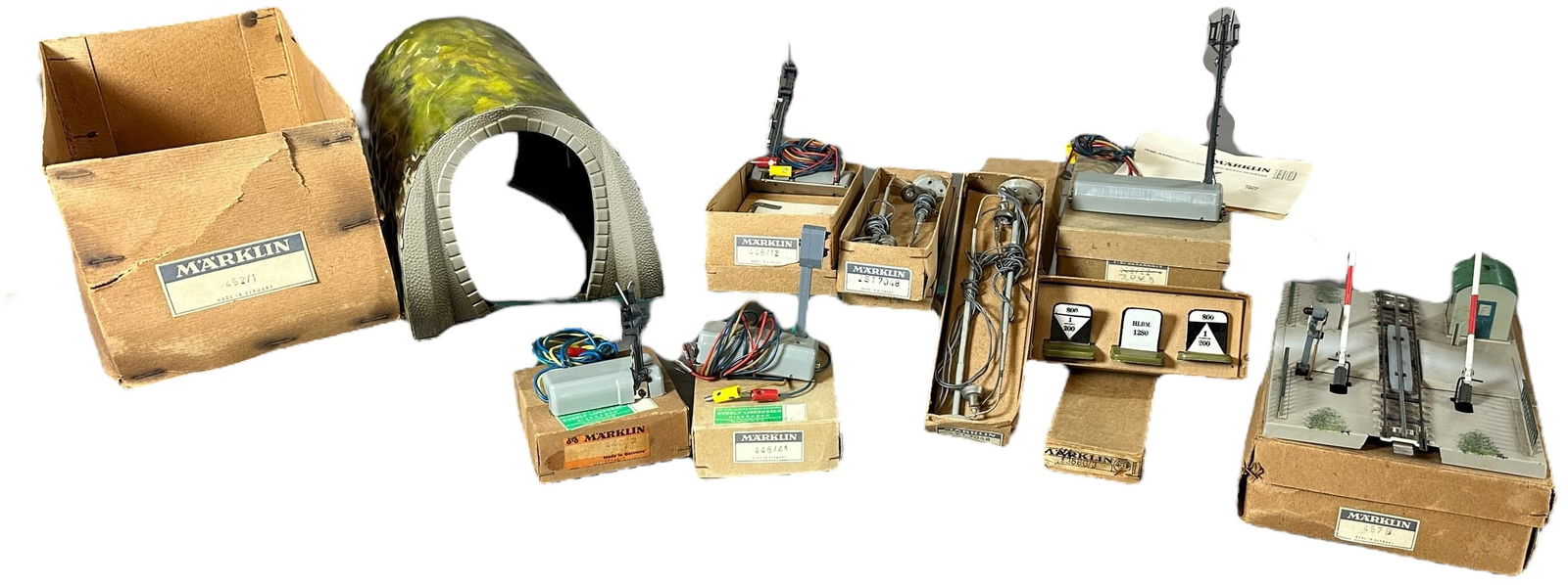 LOT OF PREWAR MARKLIN HO GAUGE ACCESSORIES (1 of 7)