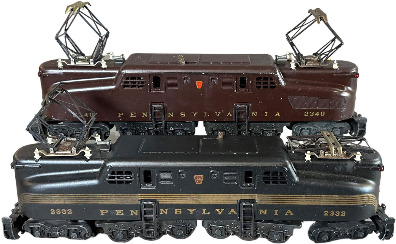 PAIR OF POSTWAR LIONEL GG-1 LOCOMOTIVES: 575. PAIR OF POSTWAR LIONEL GG-1 LOCOMOTIVES | 0 gauge. | 14" l. | 2332 has been re-lined, re-lettered, touched up, and varnished, 2340's lines are worn, overall (Very Good to Excellent Condition) | $