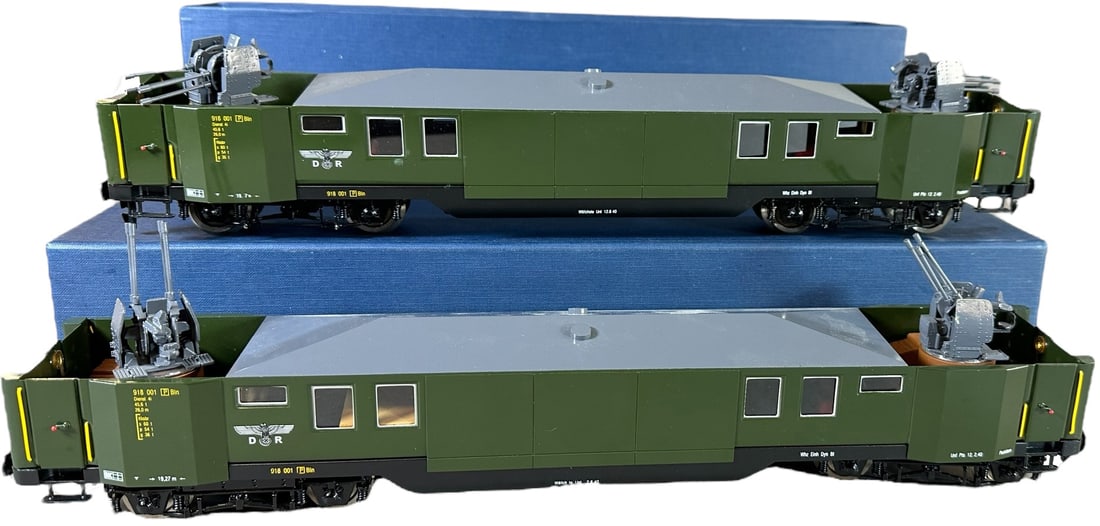 ELETTREN FLAKWAGEN RAIL GUN CARS: 585. ELETTREN FLAKWAGEN RAIL GUN CARS | 0 gauge. | 17" l. | Each car has one v truck-mounting pin, and one broken coupler-mounting pin, otherwise (Near Mint Condition) | $200 - $400