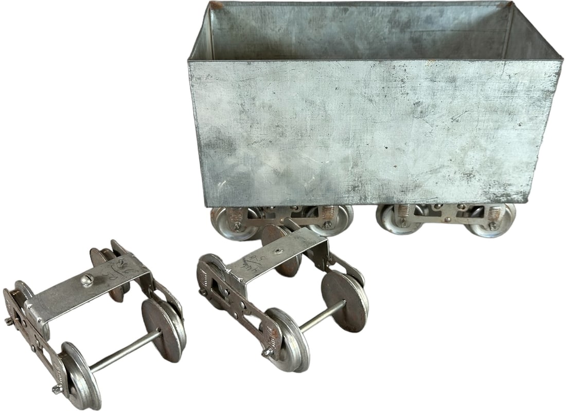 LIONEL 3-RIVET TRUCKS AND HOMEMADE CAR (1 of 4)