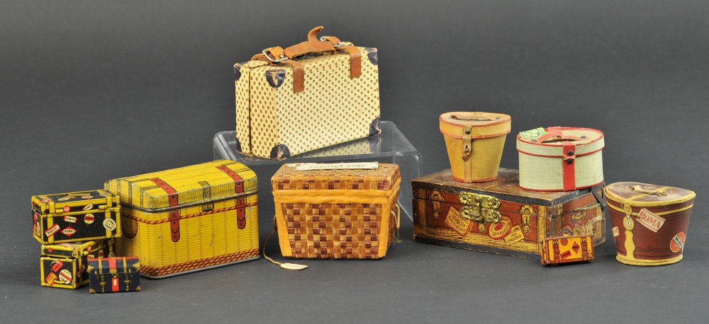 GROUPING OF MINIATURE SUITCASES & HAT BOXES: Includes lithographed tin & cardboard examples, varied size hat boxes have distinctive shape, suitcases range in size and can be used on several scaled autos, some were actually candy boxes. 1 1/2" - 