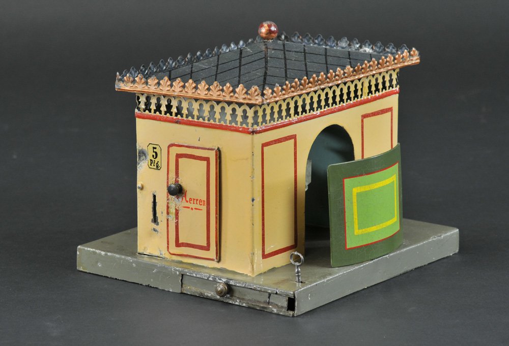 RARE MARKLIN PUBLIC TOILETTE WITH COIN SLOTS: Germany, very elaborate building example, featuring Men's & Women's facilities with central interior hand wash, hand painted overall, filigree surrounds roof, stall shield on side, opening doors on op