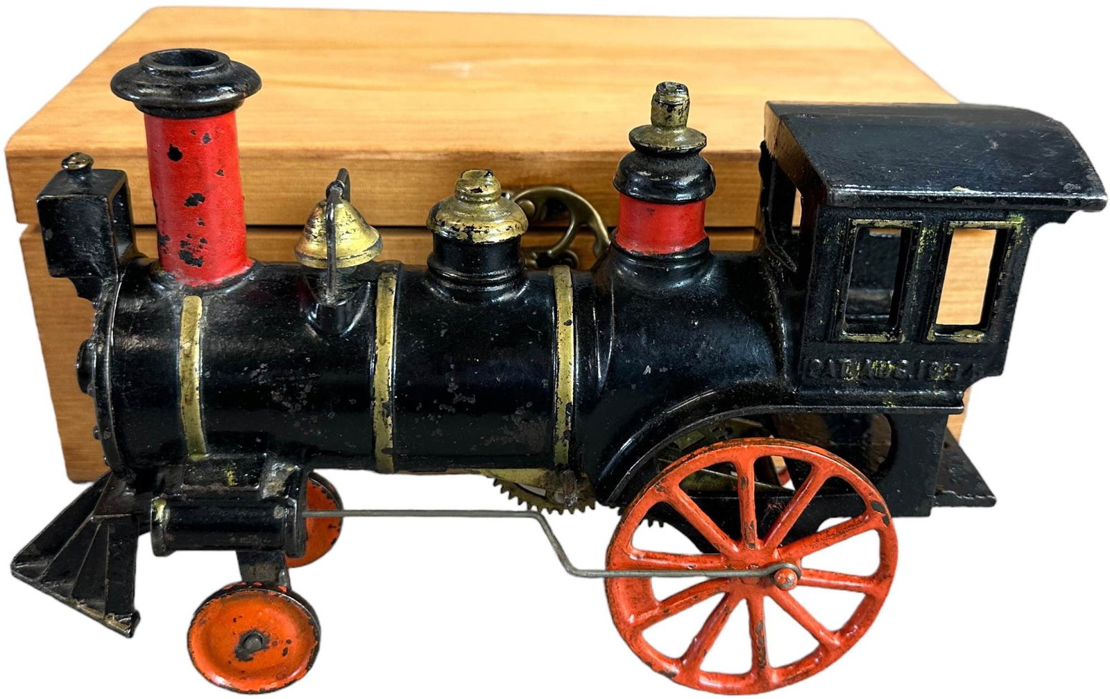 LARGE IVES CLOCKWORK LOCOMOTIVE (1 of 6)