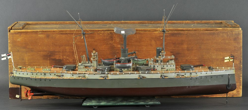 MARKLIN BATTLESHIP WITH ORIGINAL BOX: circa 1915-1934, #5129/9, the sleek designed hull done in tri-colors with dual level railed gun arrears and, as Dick Claus supports, a German Dreadnought configuration; lifeboats positioned in a circu