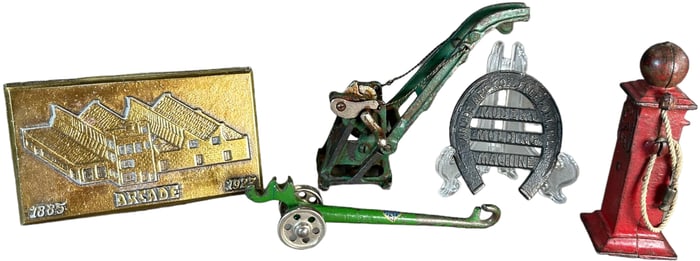 ASSORTED ARCADE TOYS AND NOVELTIES