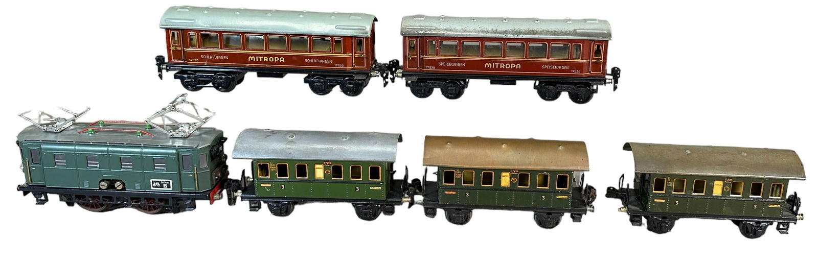 MARKLIN PRE-WAR LOCOMOTIVE & PASSENGER CARS (1 of 5)