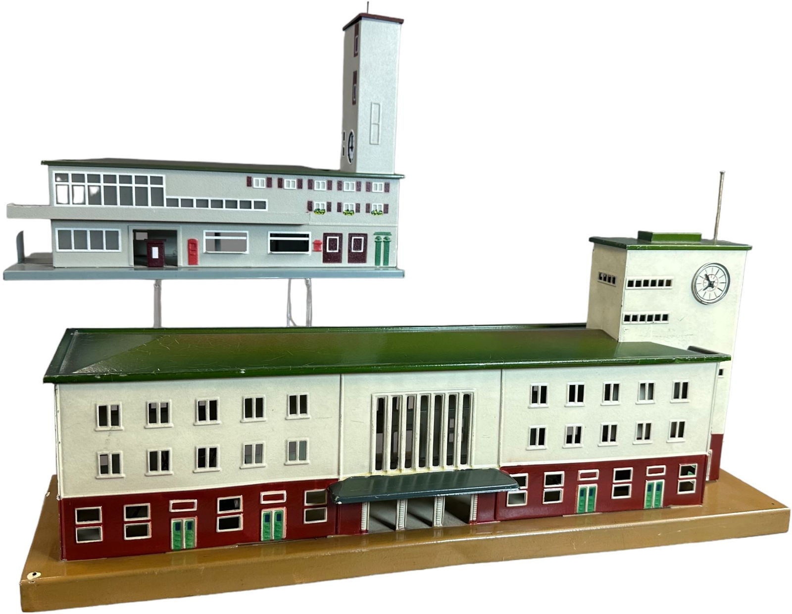 MARKLIN BAUHAUS PASSENGER STATIONS (1 of 4)