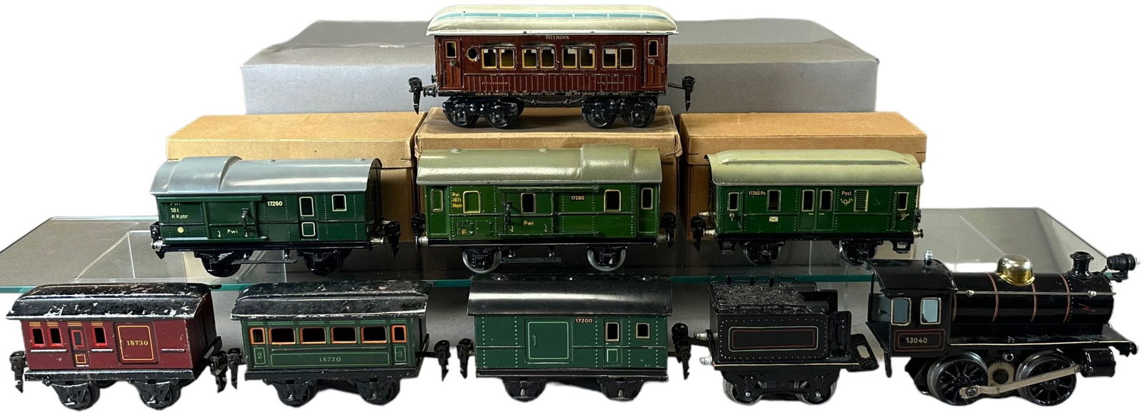 MARKLIN ELECTRIC LOCO & PASSENGER CARS (1 of 5)