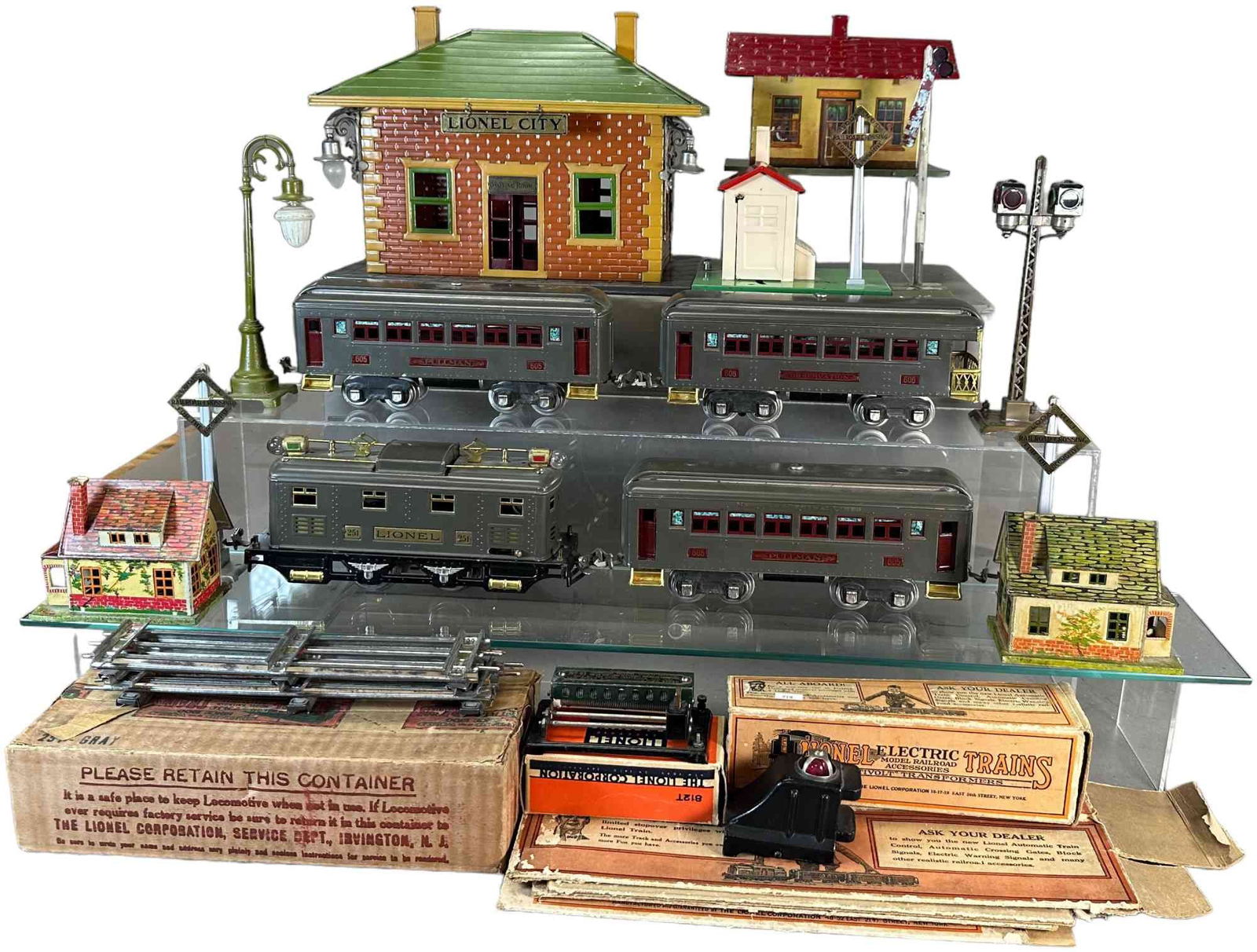 LIONEL PREWAR PASSENGER SET & ACCESSORIES (1 of 7)