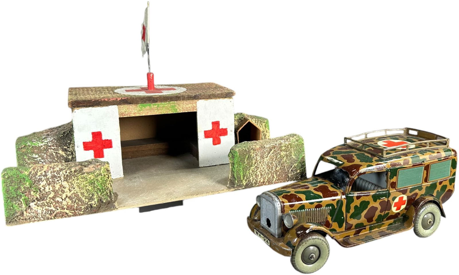 COMPOSITION FIELD HOSPITAL WITH TIPPCO AMBULANCE (1 of 7)