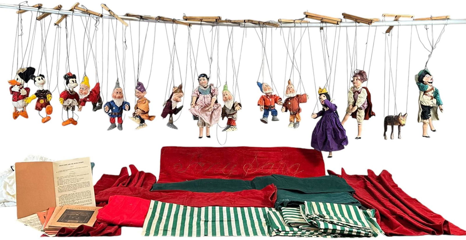 MADAME ALEXANDER DISNEY MARIONETTE PUPPET THEATER (1 of 15)